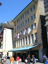 Zrich Stssihofstatt, Hotel mit
                        Regenbogenfahnen