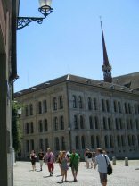 Zurich, M�nstergasse (Cathedral Alley), the
                        schooling center of the cathedral can be seen