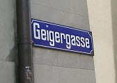Road sign "Geigergasse"
                        ("Violinist Alley")