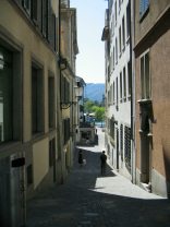 Geigergasse (Violinist Alley), sight of
                          Limmat River with sight of Uetliberg
                          ("Uetli Mountain")