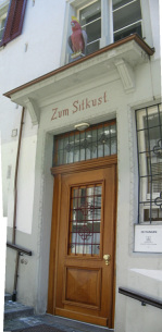 Zrich Trittligasse, Haus "zum
                          Sitkust", Hauseingang mit
                          Papageiskulptur, Panorama-Foto