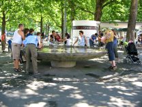 Zurich, Bellevue Fountain, total
                                view