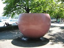 Zurich General-Guisan-Quai (General Guisan
                        Quay), water egg (water sculpture) of Christoph
                        Haerle