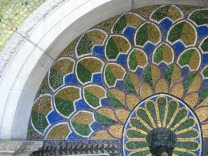 Zurich General-Guisan-Quai (General
                                Guisan Quay), fountain, cupola left
                                side