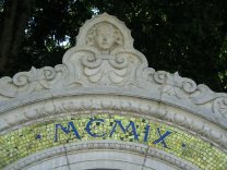 Zurich General-Guisan-Quai (General Guisan
                        Quay), fountain, there is a face on the top