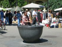 Zurich, B�rkliplatz (Buerkli Square), and
                        again we can see a little, practical fountain
                        (let's say: "Buerkli Square
                        Fountain")