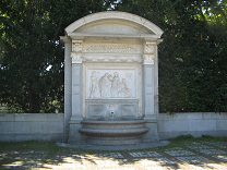 Z�rich, Bahnhofstrasse beim B�rkliplatz,
                        der Brunnen mit Relief und Text