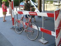 Z�rich Bahnhofstrasse, ein Schrottvelo als
                        Zeichen der Zeit