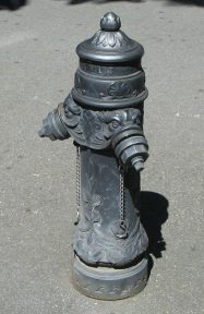 Z�rich Bahnhofstrasse, verzierter,
                        kunstvoll gestalteter Hydrant