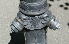 Z�rich Bahnhofstrasse, verzierter,
                        kunstvoll gestalteter Hydrant, Nahaufnahme