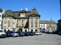 M�nsterhof (Cathedral's Yard), view to the
                        Wasserkirche (Water Church) behind the
                        M�nsterbr�cke (Cathedral Bridge)