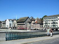 Zurich, M�nsterbr�cke (Cathedral Bridge),
                        sight of the Limmat Quay