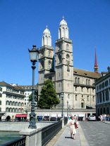 Zurich, M�nsterbr�cke (Cathedral Bridge),
                        lanterns with the Great Cathedral