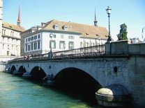 Zurich, W�hre (Water channels), sight of
                        M�nsterbr�cke (Cathedral Bridge) with
                        Wasserkirche (Water Church)