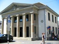 Zurich, Rathausbr�cke (Town Hall Bridge),
                        police office