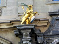 Rathaus Z�rich, Eingang mit goldenem L�wen mit
                Schreibfeder und Schild, links