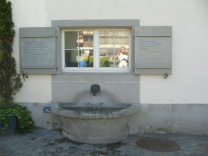 Schipfe, Fenster mit Brunnen, Fensterl�den
                        mit Spr�chen