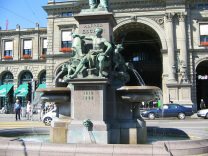 Alfred Escher Fountain, sculptures at the
                        column 01