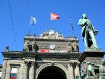 Zrich Hauptbahnhof, Figurengruppe ber dem
                        Eingang