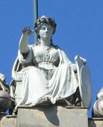 Z�rich Hauptbahnhof, Figurengruppe �ber dem
                Eingang, Nahaufnahme