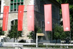 Zrich Landesmuseum, schweizer Fahnen am
                        Eingang
