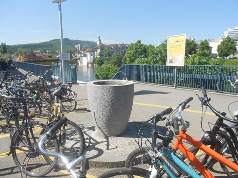 Brunnen in Olten gegenüber dem Bahnhof
an der Aarebrücke Brunnen in Olten
gegenüber dem Bahnhof an der Aarebrücke