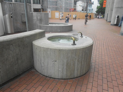 Brunnen in Brugg auf dem Platz beim
Einkaufszentrum Brunnen in Brugg auf dem
Platz beim Einkaufszentrum