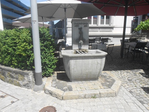 Brunnen in Sursee gegenüber dem Bahnhof
Sursee 01 Brunnen in Sursee gegenüber
dem Bahnhof Sursee 01