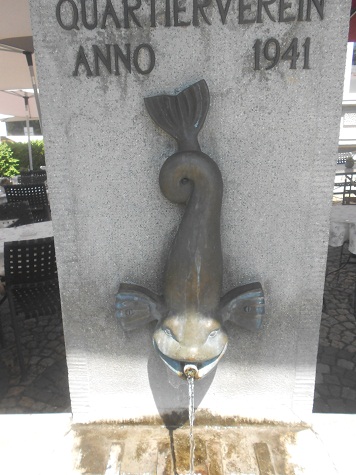 Brunnen in Sursee gegenüber dem Bahnhof
Sursee 03, Fisch Nahaufnahme Brunnen in
Sursee gegenüber dem Bahnhof Sursee 03, Fisch
Nahaufnahme