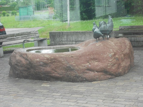 Brunnen in Grüningen 02, Zoom Brunnen in Grüningen 02, Zoom