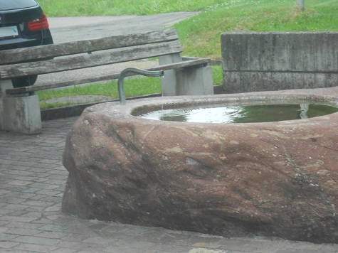 Brunnen in Grüningen 03, Zoom des
Wasserrohrs Brunnen in Grüningen 03,
Zoom des Wasserrohrs