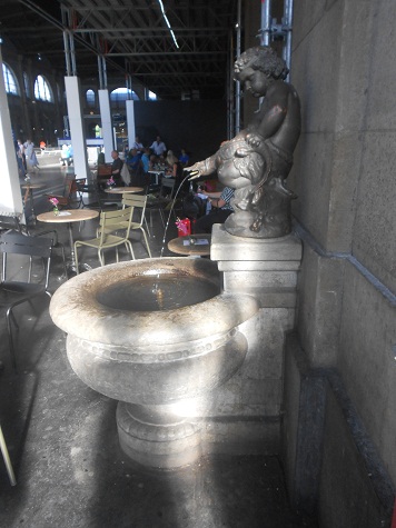 Brunnen im Hauptbahnhof von
                          Z�rich mit Figur 01