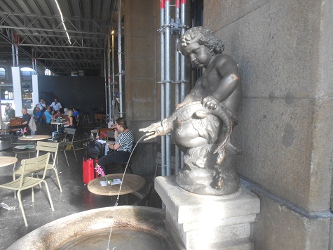 Z�rich 2: Brunnen im
                          Hauptbahnhof von Z�rich mit Figur