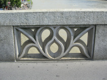 Basel Mittlere Br�cke: Motiv Umarmung,
                            halb im Licht