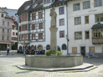 St. Gallen: Gallusbrunnen mit
                            Riegelh�usern