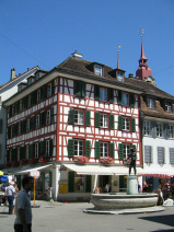 Winterthur: Wundersch�nes Riegelhaus an
                            der Ecke Steinberggasse / Metzggasse mit
                            Fischermaitlibrunnen