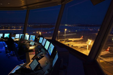 Kontrollturm des Flughafens Z�rich mit
                        Fluglotsen am Abend