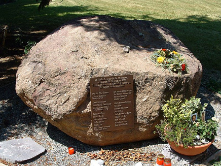 Gedenkstein in Langetholz am Geissb�hl
                          mit der Namenliste der Todesopfer vom
                          Flugzeugabsturz von Crossair 3597