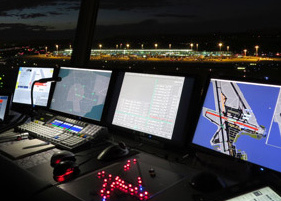 Z�rich-Kloten, Tower mit Bildschirmen der
                          Pisten 10 und 28 am Abend