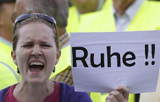 Deutsche Demonstrantin gegen den Flugl�rm
                        des Flughafens Z�rich-Kloten