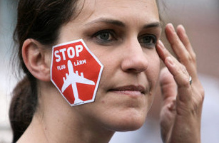 Deutsche Demonstrantin demonstriert mit
                        einem Aufkleber gegen den Flugl�rm des
                        Flughafens Z�rich-Kloten in S�ddeutschland