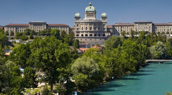 Bundeshaus in
                Bern mit Fl�gel West und Fl�gel Ost