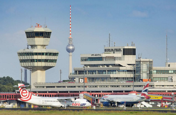 Flughafen
                Berlin-Tegel, Hauptgeb�ude mit Kontrollturm