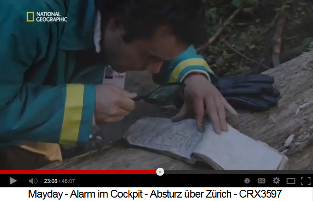 Untersuchung der
                Flugkarte mit Lupe, die H�gel von Bassersdorf fehlen auf
                der Karte