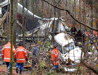 Das Flugzeugwrack von Crossair 3597 im Wald
                        zwischen Bassersdorf und Birchwil mit der Sicht
                        von vorn: Das Cockpit, der abgebrannte
                        Mittelteil und im Hintergrund die intakte
                        Schwanzflosse