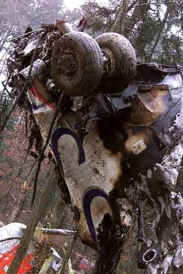 Tr�mmerteil mit einem Fahrwerk am
                        Flugzeugrumpf
