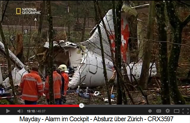 Das
                          Heckteil vom Wrack von Crossair 3597 an der
                          Absturzstelle Geissb�hl im Wald von
                          Langetholz