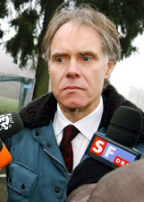 Bundesrat und schweizer Verkehrsminister
                          Moritz Leuenberger mimt bei der Unfallstelle
                          den "Unschuldigen" - dabei hat seine
                          Nachl�ssigkeit und unterlassene Pr�vention
                          nicht nur diesen Flugzeugabsturz provoziert