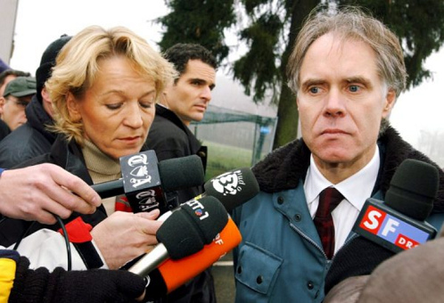 Rita Fuhrer
                  und Bundesrat Moritz Leuenberger sind am 25.11.2001 an
                  der Absturzstelle "Geissb�hl" von Crossair
                  3597 auf dem H�gel Langetholz auf dem Gebiet zwischen
                  Bassersdorf und Birchwil - beide mimen ihre
                  "Unschuld"