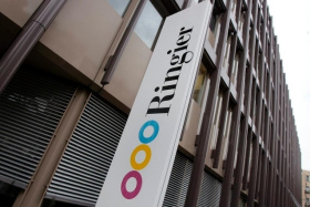 Das Ringier-Verlagshaus
                      beherrscht die schweizer Presse mit einer totalen
                      Zensur